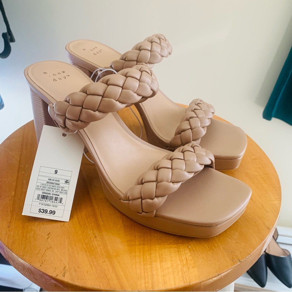 NWT A New Day Tan Thick Heal Sandals Size 9